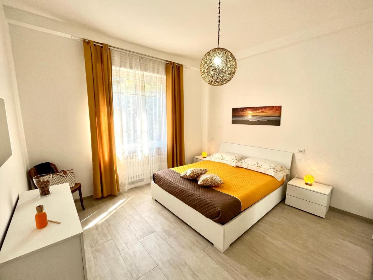 Marina Centro Harbor Apartment Римини Экстерьер фото