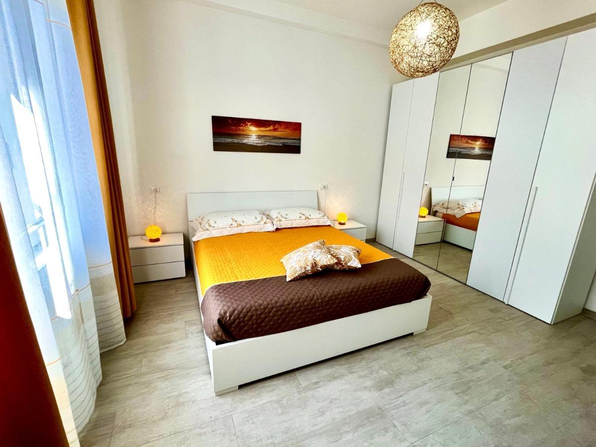 Marina Centro Harbor Apartment Римини Экстерьер фото