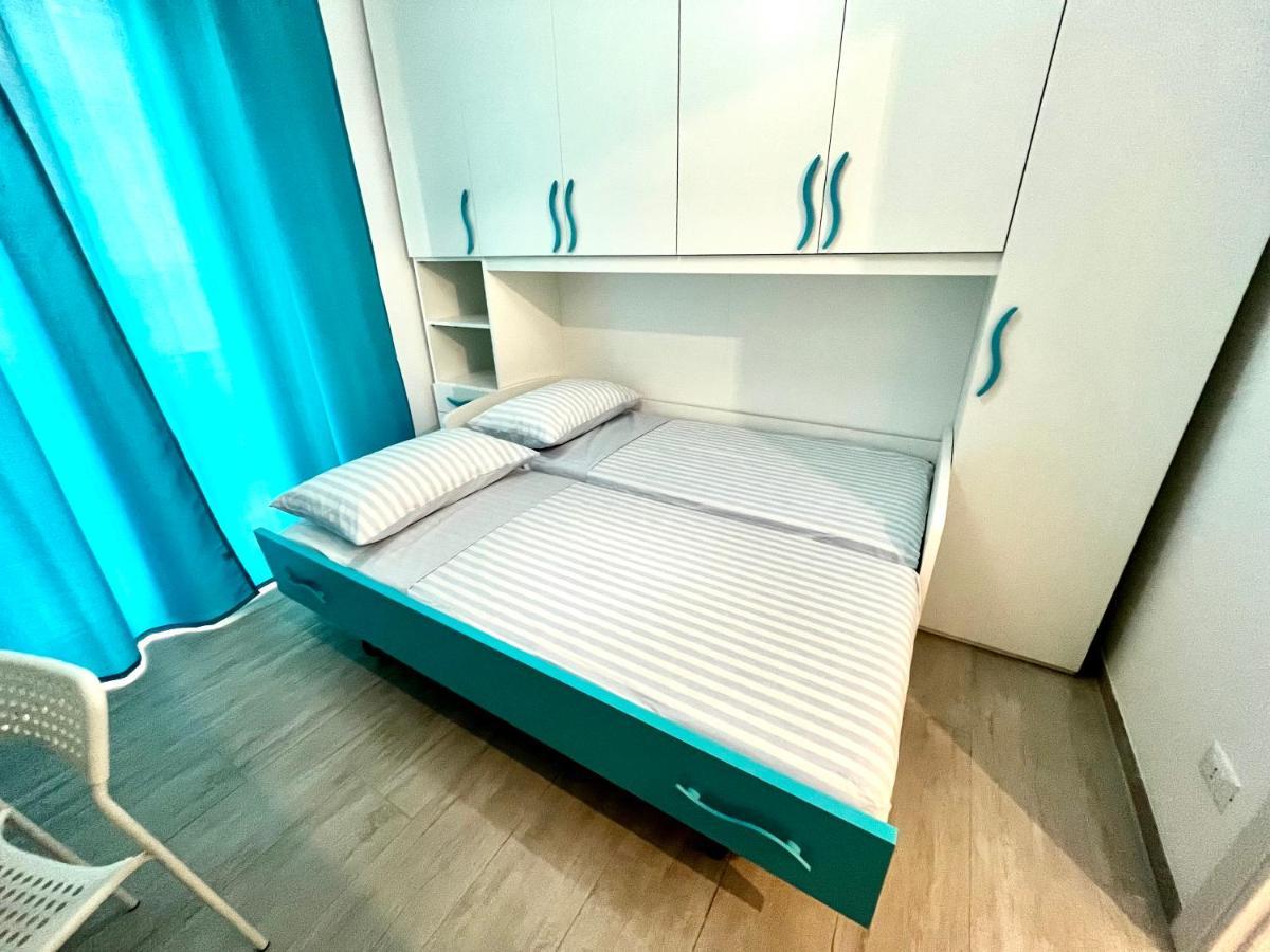Marina Centro Harbor Apartment Римини Экстерьер фото