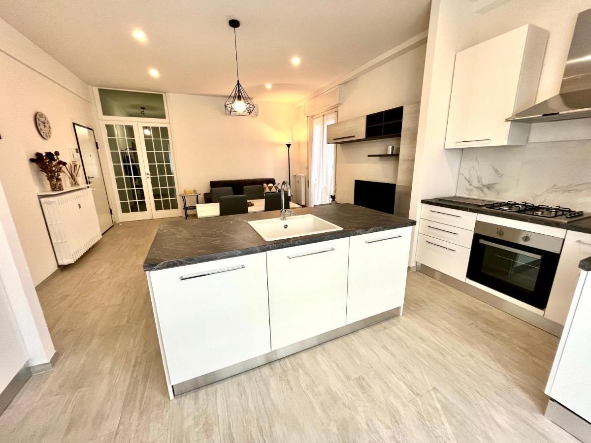 Marina Centro Harbor Apartment Римини Экстерьер фото