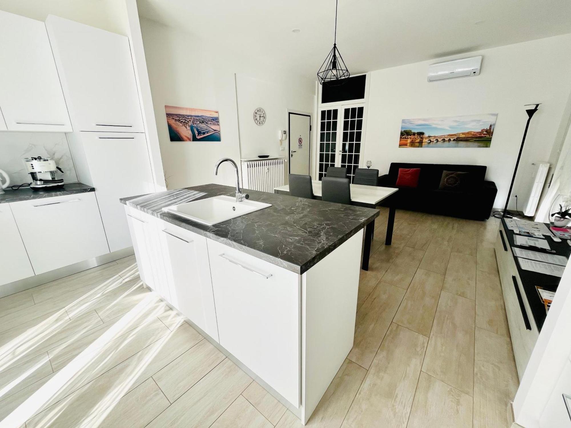 Marina Centro Harbor Apartment Римини Экстерьер фото